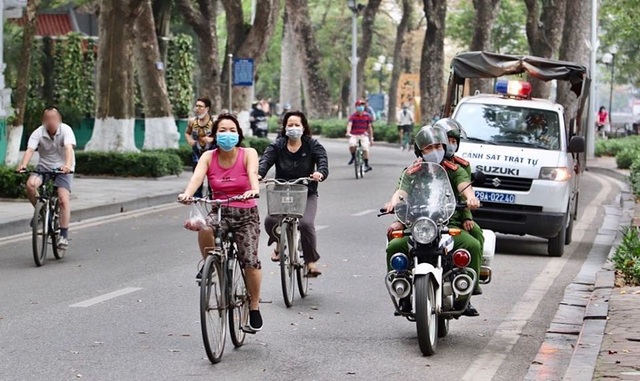 Hà Nội: Đi tập thể dục không đeo khẩu trang, 4 người bị mời lên phường - 2 Hà Nội: Đi tập thể dục không đeo khẩu trang, 4 người bị mời lên phường - 2