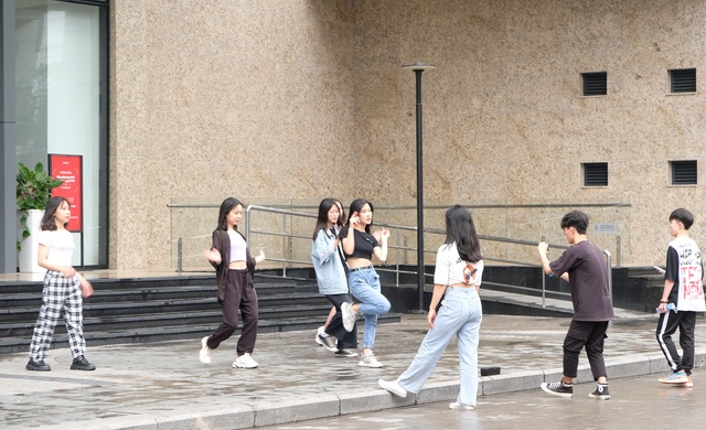 Sau “lệnh cấm”, hàng quán nơi đóng cửa, nơi nườm nượp khách - 12 Sau “lệnh cấm”, hàng quán nơi đóng cửa, nơi nườm nượp khách - 12