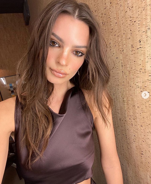Emily Ratajkowski tiết lộ đã trải qua năm 2019 rất khó khăn - 2 Emily Ratajkowski tiết lộ đã trải qua năm 2019 rất khó khăn - 2