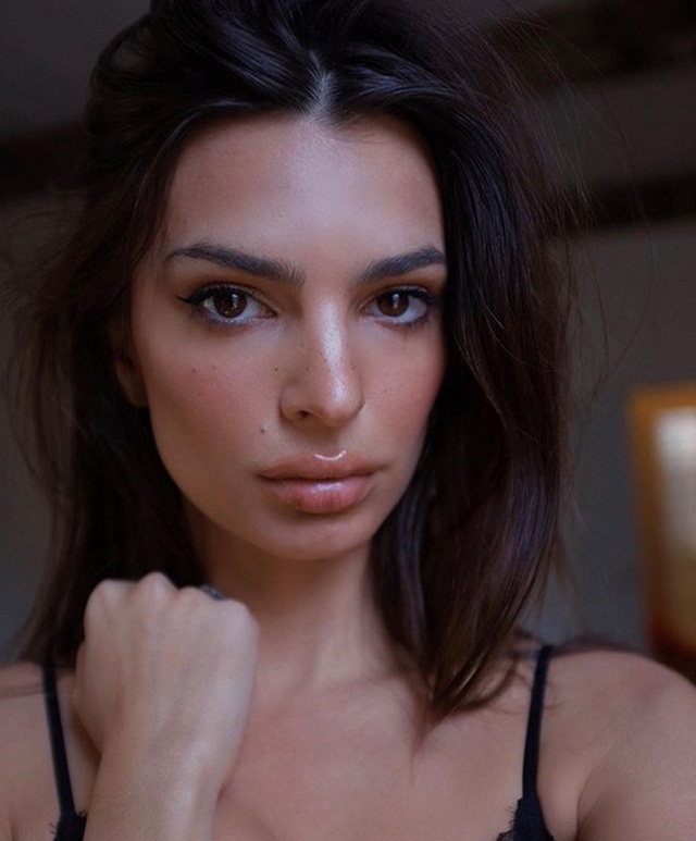 Emily Ratajkowski tiết lộ đã trải qua năm 2019 rất khó khăn - 7 Emily Ratajkowski tiết lộ đã trải qua năm 2019 rất khó khăn - 7