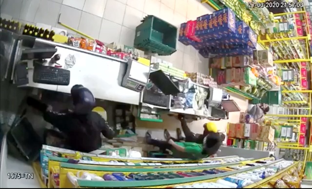 Hai thanh niên nghi cầm súng xông vào cướp tại cửa hàng bách hóa - 2 Hai thanh niên nghi cầm súng xông vào cướp tại cửa hàng bách hóa - 2
