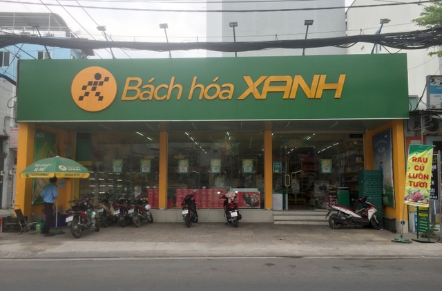 Hai thanh niên nghi cầm súng xông vào cướp tại cửa hàng bách hóa - 3 Hai thanh niên nghi cầm súng xông vào cướp tại cửa hàng bách hóa - 3