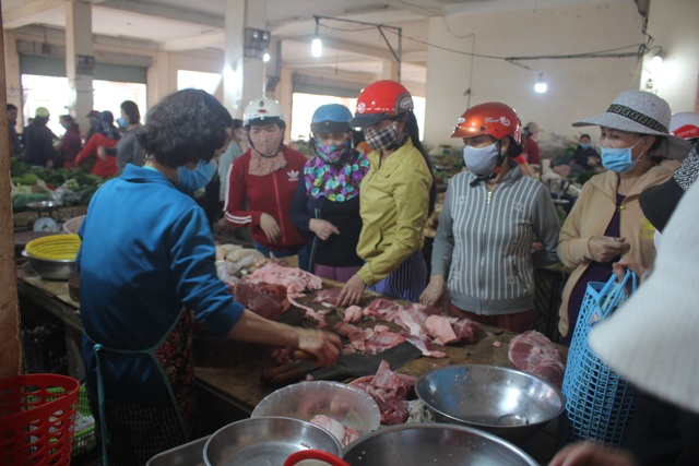 Bất chấp lệnh cấm, người dân vẫn chen chúc tranh mua thực phẩm - 2 Bất chấp lệnh cấm, người dân vẫn chen chúc tranh mua thực phẩm - 2