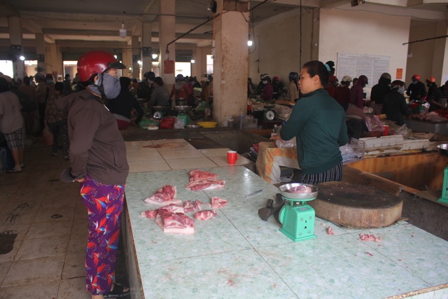 Bất chấp lệnh cấm, người dân vẫn chen chúc tranh mua thực phẩm - 3 Bất chấp lệnh cấm, người dân vẫn chen chúc tranh mua thực phẩm - 3