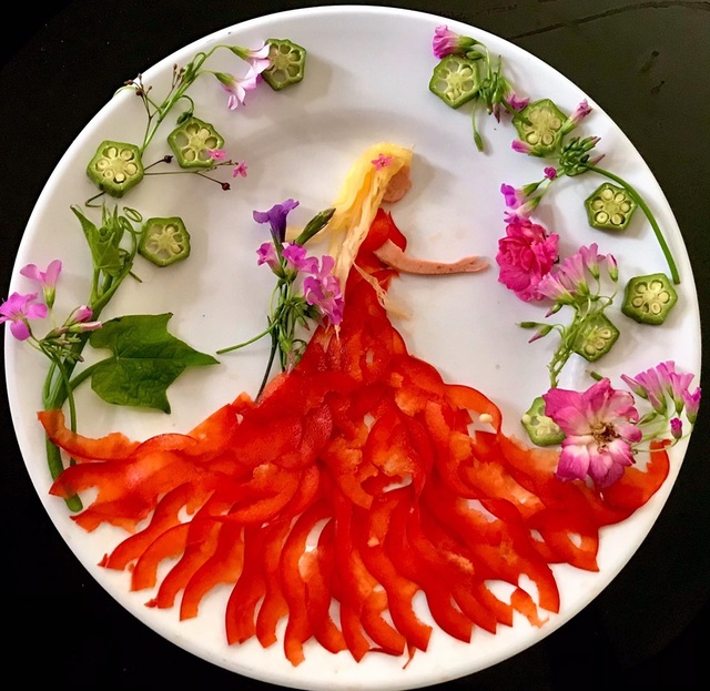 Cô giáo vẽ phượng hoàng, công chúa bằng thịt cá, hoa quả - 6