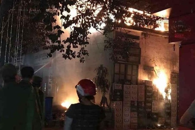 Thấy nhà cháy, thanh niên leo lên nóc nhà... đòi tự vẫn - 1 Thấy nhà cháy, thanh niên leo lên nóc nhà... đòi tự vẫn - 1