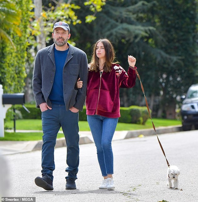 Ben Affleck hạnh phúc bên bạn gái kém 16 tuổi - 4 Ben Affleck hạnh phúc bên bạn gái kém 16 tuổi - 4
