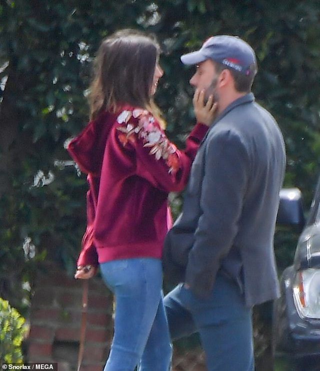Ben Affleck hạnh phúc bên bạn gái kém 16 tuổi - 2 Ben Affleck hạnh phúc bên bạn gái kém 16 tuổi - 2