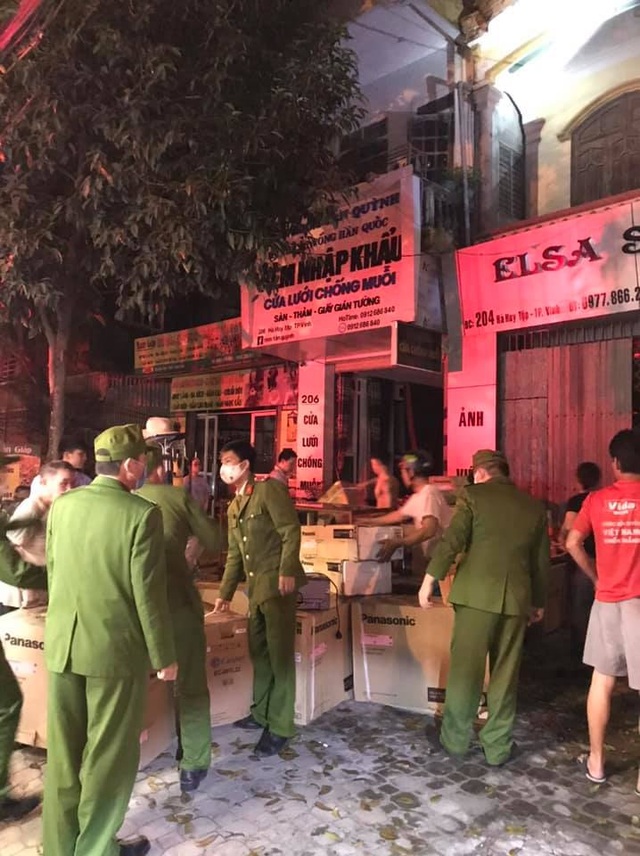 Thấy nhà cháy, thanh niên leo lên nóc nhà... đòi tự vẫn - 4 Thấy nhà cháy, thanh niên leo lên nóc nhà... đòi tự vẫn - 4