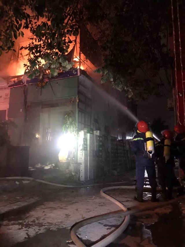 Thấy nhà cháy, thanh niên leo lên nóc nhà... đòi tự vẫn - 3 Thấy nhà cháy, thanh niên leo lên nóc nhà... đòi tự vẫn - 3