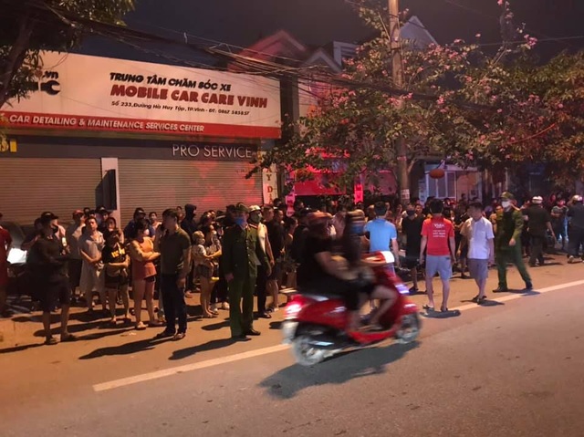 Thấy nhà cháy, thanh niên leo lên nóc nhà... đòi tự vẫn - 8 Thấy nhà cháy, thanh niên leo lên nóc nhà... đòi tự vẫn - 8