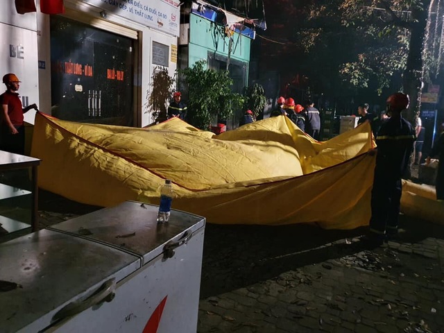 Thấy nhà cháy, thanh niên leo lên nóc nhà... đòi tự vẫn - 7 Thấy nhà cháy, thanh niên leo lên nóc nhà... đòi tự vẫn - 7