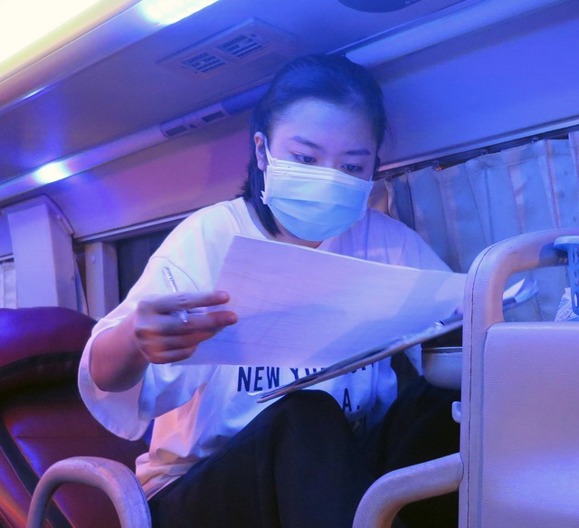 Hành khách bị “đánh thức” lúc rạng sáng để khai báo y tế - 3 Hành khách bị “đánh thức” lúc rạng sáng để khai báo y tế - 3