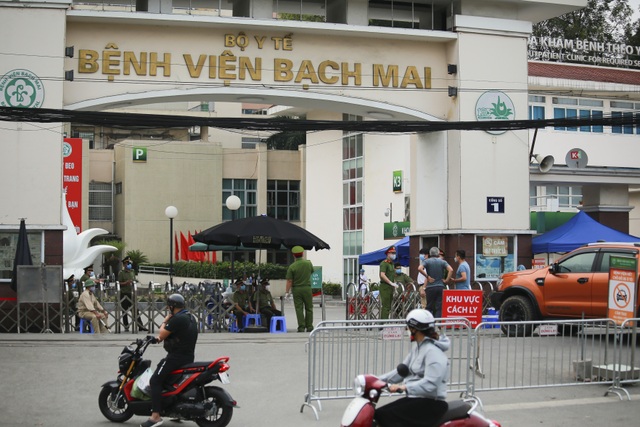 An ninh siết chặt, lập chốt bảo vệ quanh cổng Bệnh viện Bạch Mai - 1 An ninh siết chặt, lập chốt bảo vệ quanh cổng Bệnh viện Bạch Mai - 1