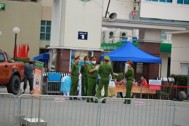 An ninh siết chặt, lập chốt bảo vệ quanh cổng Bệnh viện Bạch Mai - 11 An ninh siết chặt, lập chốt bảo vệ quanh cổng Bệnh viện Bạch Mai - 11