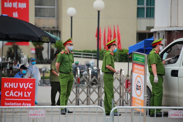 An ninh siết chặt, lập chốt bảo vệ quanh cổng Bệnh viện Bạch Mai - 2