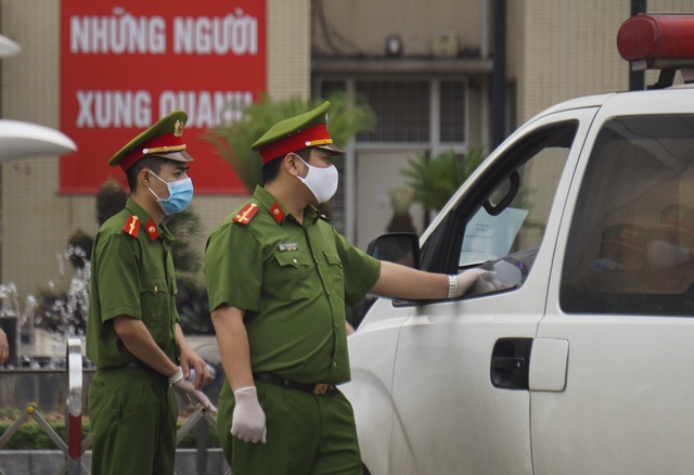 An ninh siết chặt, lập chốt bảo vệ quanh cổng Bệnh viện Bạch Mai - 3 An ninh siết chặt, lập chốt bảo vệ quanh cổng Bệnh viện Bạch Mai - 3