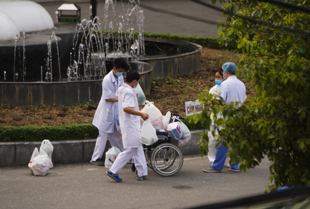 An ninh siết chặt, lập chốt bảo vệ quanh cổng Bệnh viện Bạch Mai - 8 An ninh siết chặt, lập chốt bảo vệ quanh cổng Bệnh viện Bạch Mai - 8