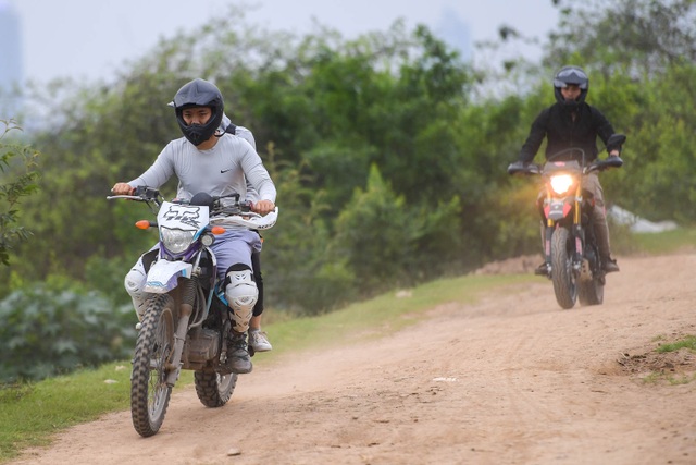 Hàng trăm người tụ tập ở bãi giữa sông Hồng... như chưa hề có dịch Covid-19 - 9