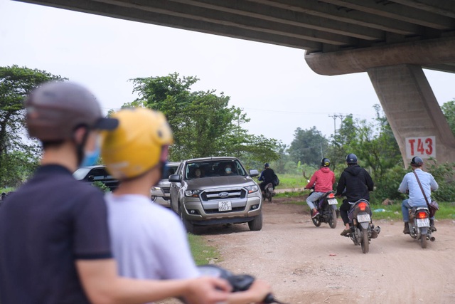 Hàng trăm người tụ tập ở bãi giữa sông Hồng... như chưa hề có dịch Covid-19 - 8