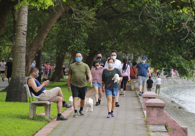 Hà Nội: Công viên đông nghịt người đi tập thể dục giữa mùa dịch Covid-19 - 8