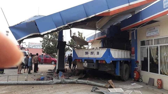 Xe tải cẩu tông sập cây xăng, 1 người chết, 5 người bị thương - 1 Xe tải cẩu tông sập cây xăng, 1 người chết, 5 người bị thương - 1
