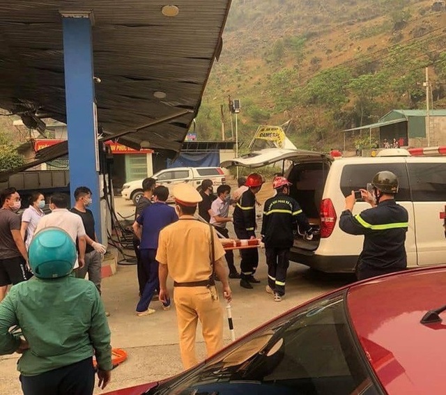 Xe tải cẩu tông sập cây xăng, 1 người chết, 5 người bị thương - 3 Xe tải cẩu tông sập cây xăng, 1 người chết, 5 người bị thương - 3