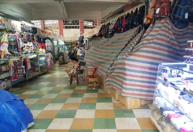 Hàng chục tiểu thương chợ Đầm Nha Trang đóng cửa, nghỉ bán vì Covid-19 - 3