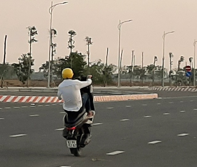 Nhiều thanh niên lợi dụng đường vắng để… đua xe - 2 Nhiều thanh niên lợi dụng đường vắng để… đua xe - 2