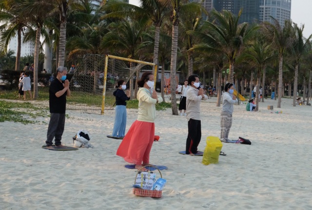 Nhiều tỉnh thành xử phạt người không đeo khẩu trang nơi công cộng - 1 Nhiều tỉnh thành xử phạt người không đeo khẩu trang nơi công cộng - 1