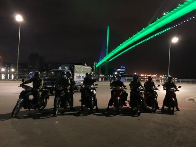 Hạ Long xử lý hơn 40 người vi phạm giờ giới nghiêm - 4 Hạ Long xử lý hơn 40 người vi phạm giờ giới nghiêm - 4