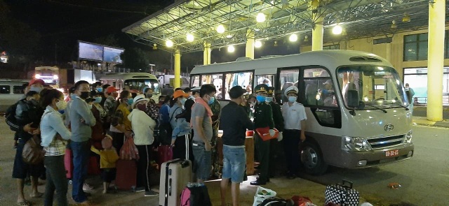 Bộ đội căng mình nơi cửa khẩu đón công dân từ Lào trở về - 6 Bộ đội căng mình nơi cửa khẩu đón công dân từ Lào trở về - 6