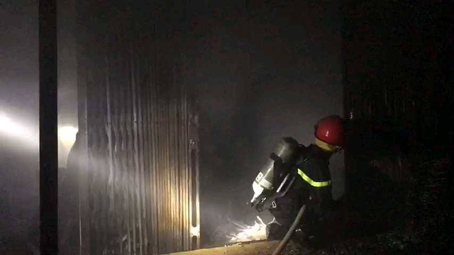 Kho linh kiện điện tử bị thiêu rụi trong đêm - 2 Kho linh kiện điện tử bị thiêu rụi trong đêm - 2