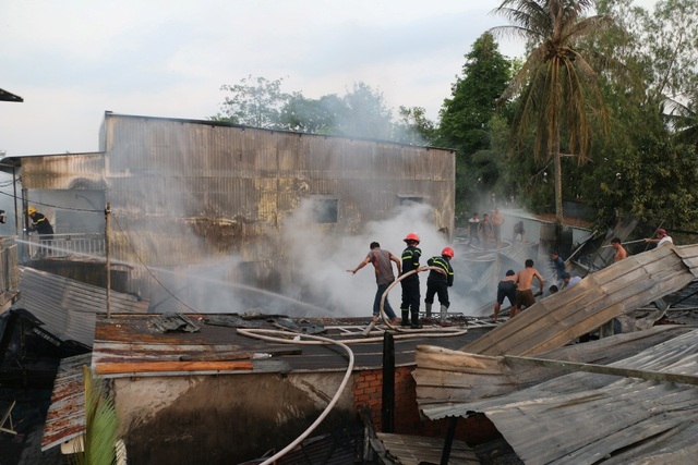 Cháy lớn làm thiệt hại 8 căn nhà - 1