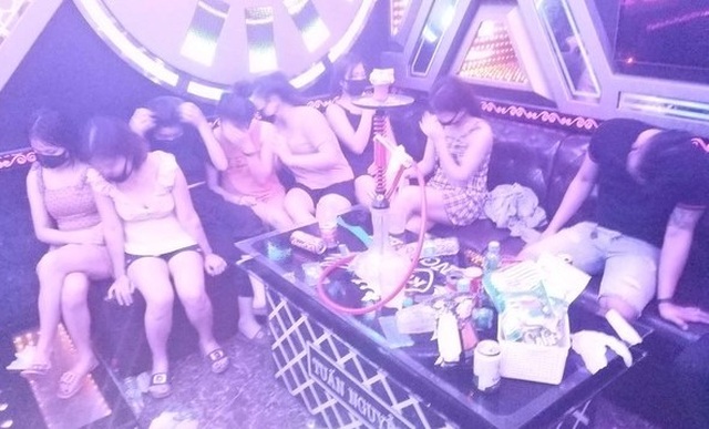 Bất chấp lệnh cấm, 11 đối tượng vẫn “quẩy” thâu đêm trong quán karaoke - 1 Bất chấp lệnh cấm, 11 đối tượng vẫn “quẩy” thâu đêm trong quán karaoke - 1