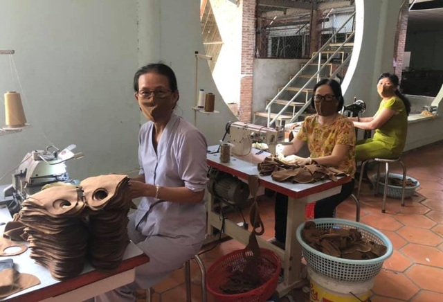 Nhà sư ở Vĩnh Long vận động, quyên góp tặng 40.000 khẩu trang cho người dân - 2 Nhà sư ở Vĩnh Long vận động, quyên góp tặng 40.000 khẩu trang cho người dân - 2