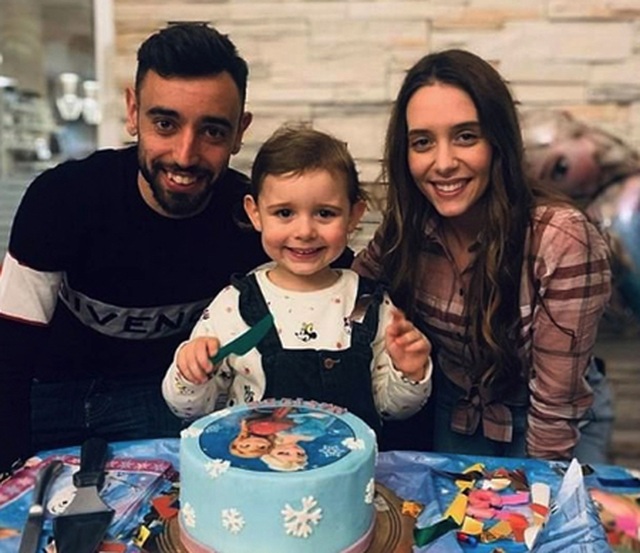 Bruno Fernandes hạnh phúc báo hỉ với người hâm mộ - 1 Bruno Fernandes hạnh phúc báo hỉ với người hâm mộ - 1