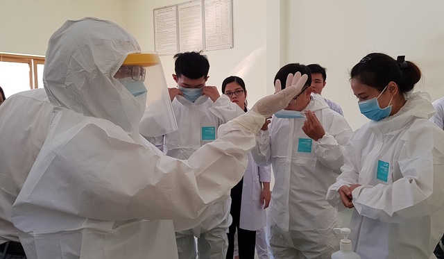 Bác sĩ trực tiếp điều trị bệnh Covid-19 sẽ cách ly ở khách sạn - 3 Bác sĩ trực tiếp điều trị bệnh Covid-19 sẽ cách ly ở khách sạn - 3