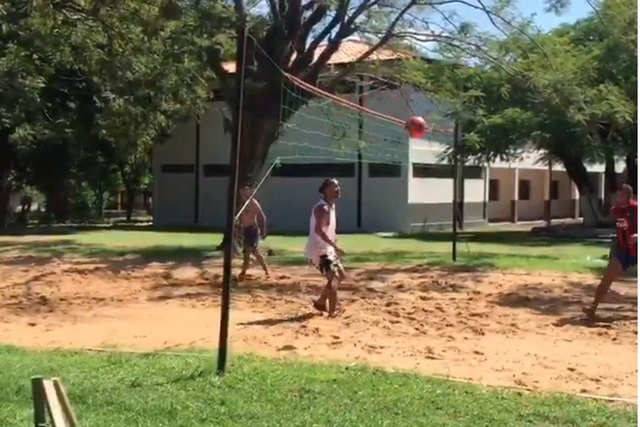 Ronaldinho thể hiện kỹ năng chơi Piki Volley trong tù - 1 Ronaldinho thể hiện kỹ năng chơi Piki Volley trong tù - 1