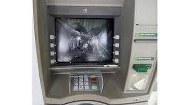 Bắt đối tượng không rút được tiền bực mình đập phá 2 cây ATM - 1 Bắt đối tượng không rút được tiền bực mình đập phá 2 cây ATM - 1