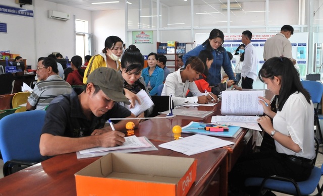 Nhiều tỉnh tạm ngưng giải quyết thủ tục hành chính - 1 Nhiều tỉnh tạm ngưng giải quyết thủ tục hành chính - 1