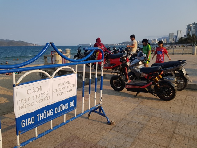 Nha Trang lập chốt, yêu cầu người dân không tụ tập trên bãi biển - 8 Nha Trang lập chốt, yêu cầu người dân không tụ tập trên bãi biển - 8