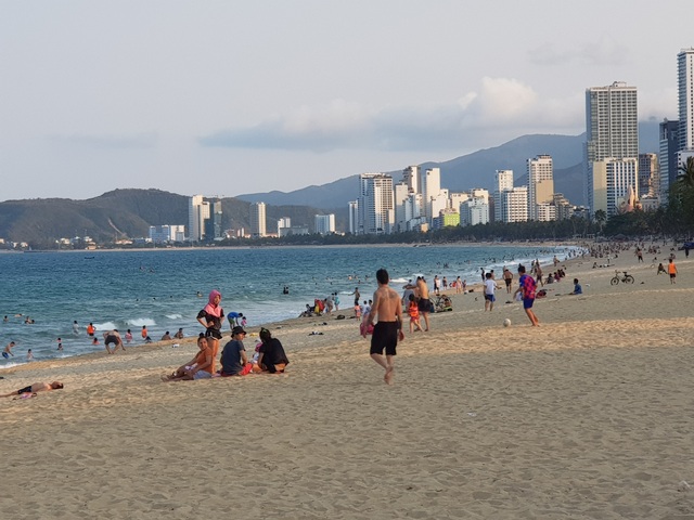 Nha Trang lập chốt, yêu cầu người dân không tụ tập trên bãi biển - 5 Nha Trang lập chốt, yêu cầu người dân không tụ tập trên bãi biển - 5
