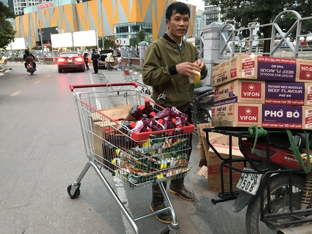 Hà Nội: Hàng cung ứng dồi dào nhưng một số người dân vẫn lo lắng dự trữ - 3 Hà Nội: Hàng cung ứng dồi dào nhưng một số người dân vẫn lo lắng dự trữ - 3