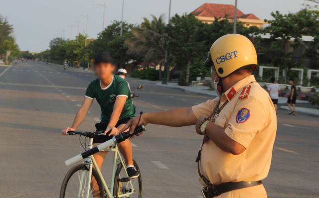 Xử phạt nam thanh niên lẻn ra ngoài khi đang cách ly tại nhà - 4