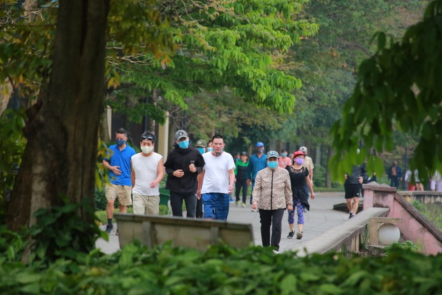 Hà Nội: Bất chấp dịch Covid-19, công viên vẫn tiếp tục tấp nập người đi bộ - 1