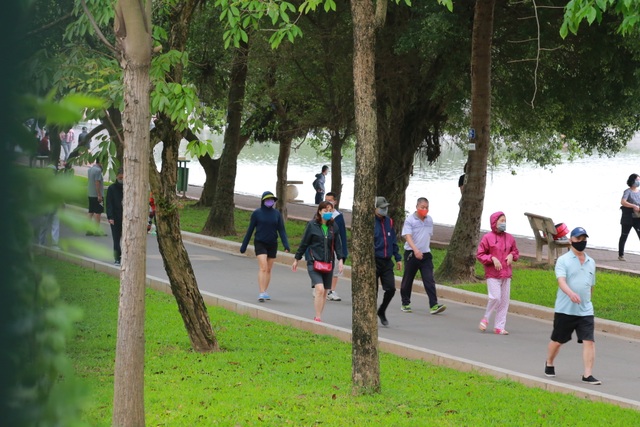 Hà Nội: Bất chấp dịch Covid-19, công viên vẫn tiếp tục tấp nập người đi bộ - 13