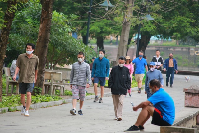 Hà Nội: Bất chấp dịch Covid-19, công viên vẫn tiếp tục tấp nập người đi bộ - 6