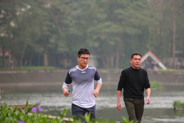 Hà Nội: Bất chấp dịch Covid-19, công viên vẫn tiếp tục tấp nập người đi bộ - 8