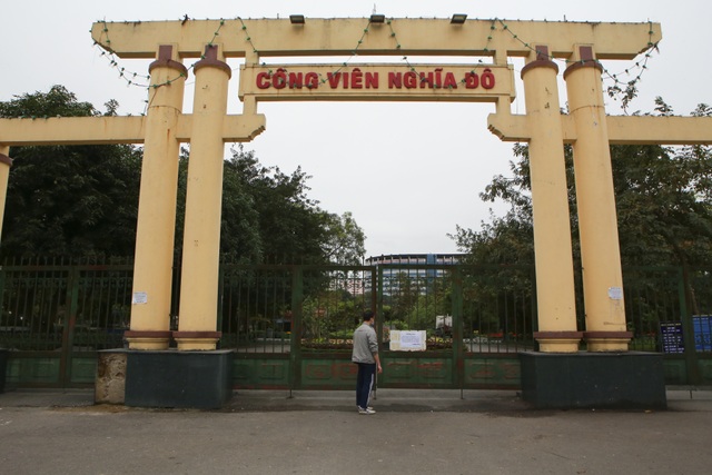 Hà Nội: Hàng loạt công viên đóng cửa, người dân vượt rào vào tập thể dục - 8